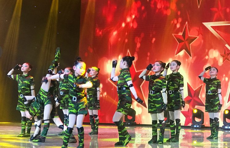 最新女兵舞蹈集锦，炫彩夺目，美不胜收