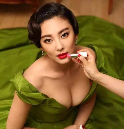 中国胸大女明星的温馨日常风采展示