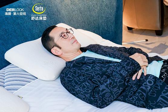 香港演员吴启华，演艺之路的闪耀之星